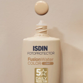 ضد آفتاب ایزدین فیوژن واتر رنگی با رنک بژ لایت و آبرسان ISDIN fusion water SPF50